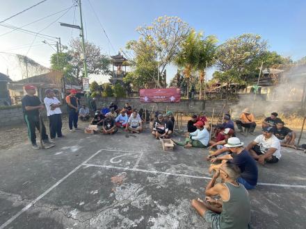 Gotong Royong membersihkan Lapangan Voli Desa Umeanyar